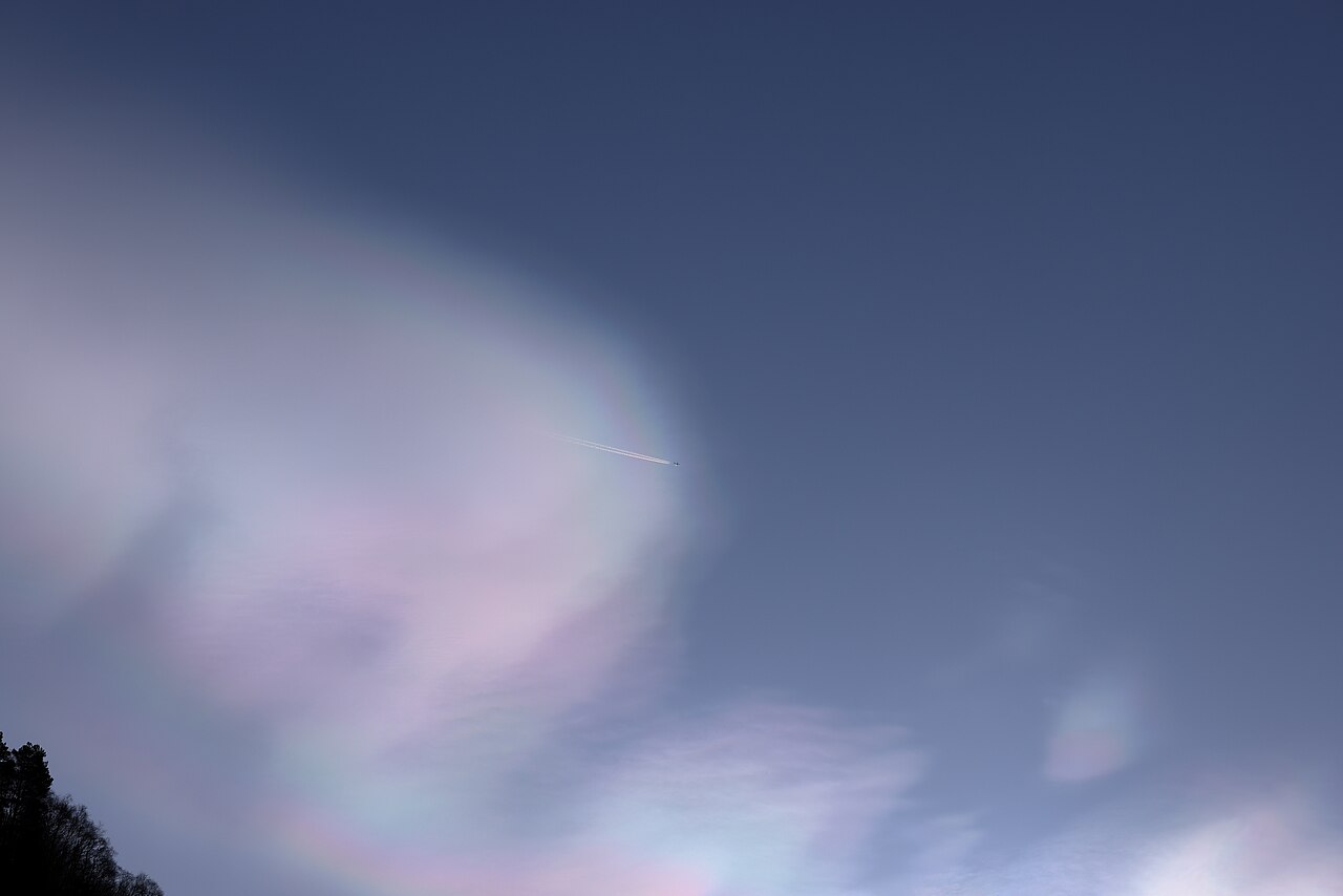 Aeroplane in front of polar stratospheric clouds.jpg