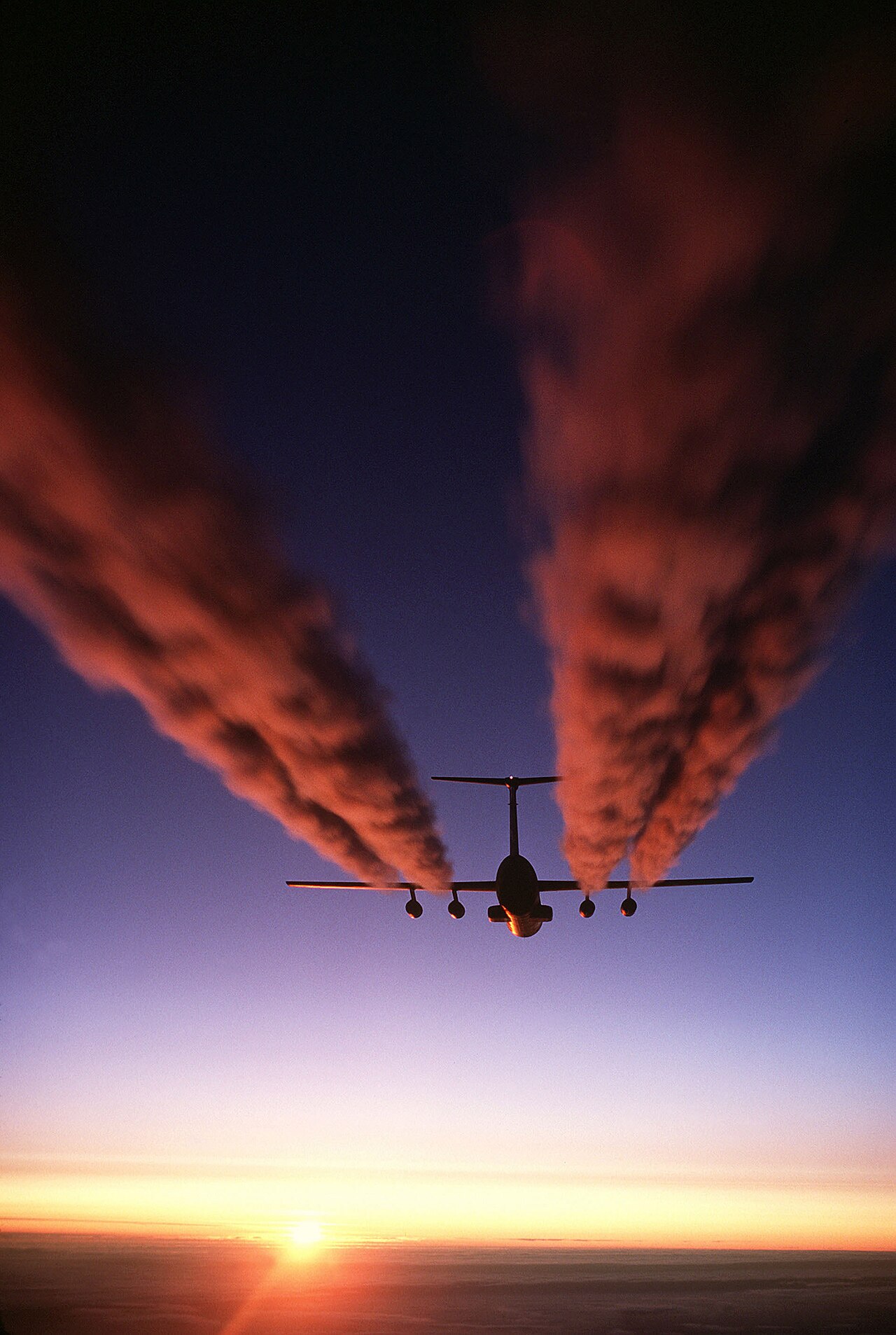 C-141 Starlifter contrail.jpg