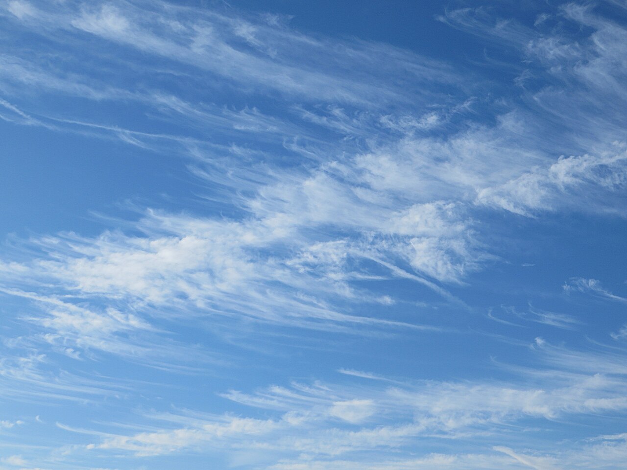 Cirrus uncinus, in Staffeln angeordnet, Zoom.jpg