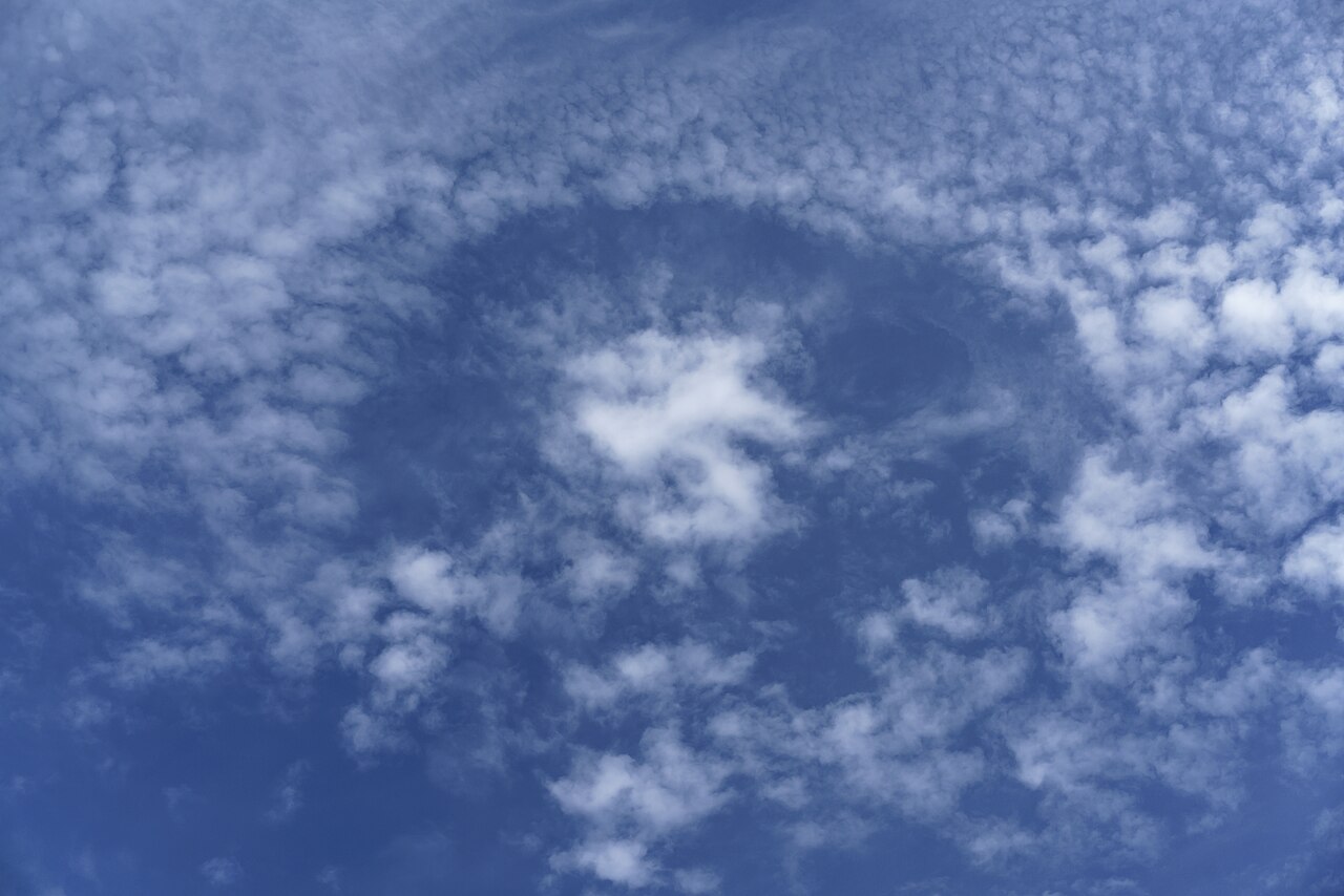 Fallstreak hole (cavum) detail - Dortmund.jpg