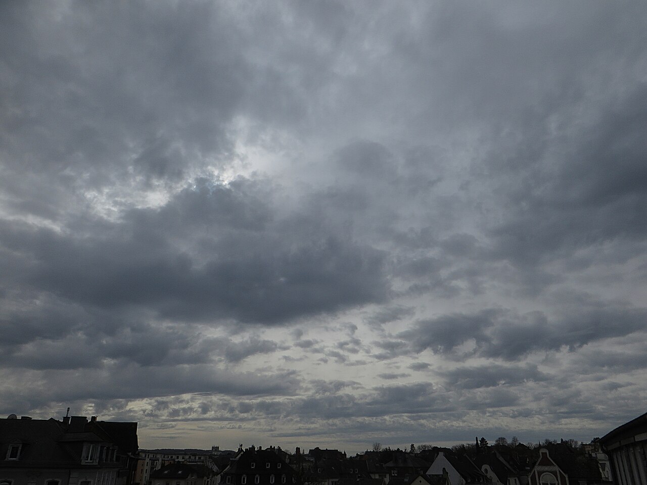 Altocumulus castellanus unter hohen Wolken.jpg