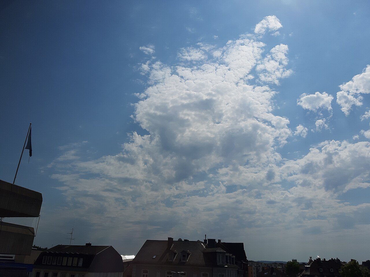 Altocumulus floccus und Altocumulus stratiformis südwestlich von Limburg II.jpg
