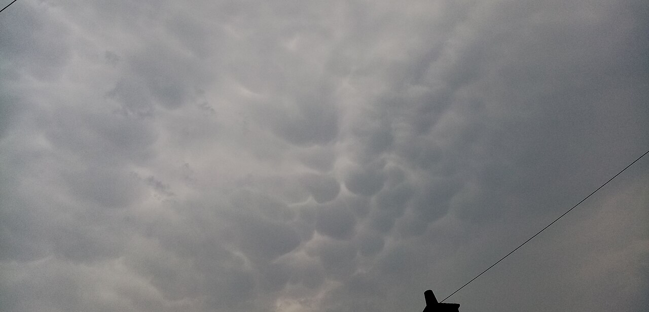 Hazy mammatus behind wire.jpg